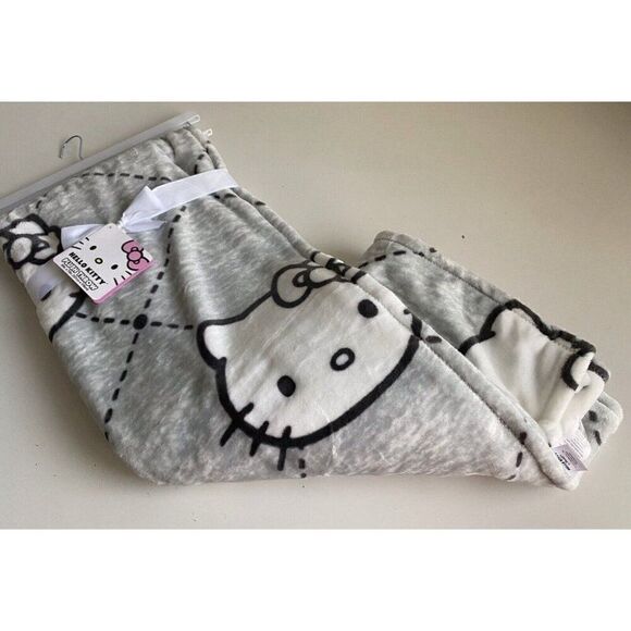 HELLO KITTY Blanket Throw 50"x70" Super Soft Plush Gray Pink White NEW - Picture 2 of 15